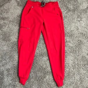 Fig scrub jogger in red